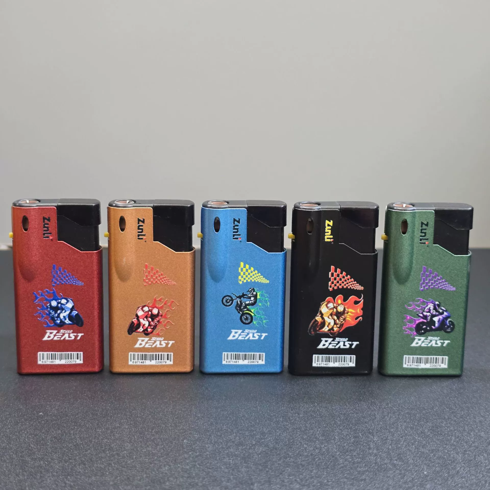 New manufacturers wholesale short metal iron shell windproof blue flame lighter wholesale inflatable