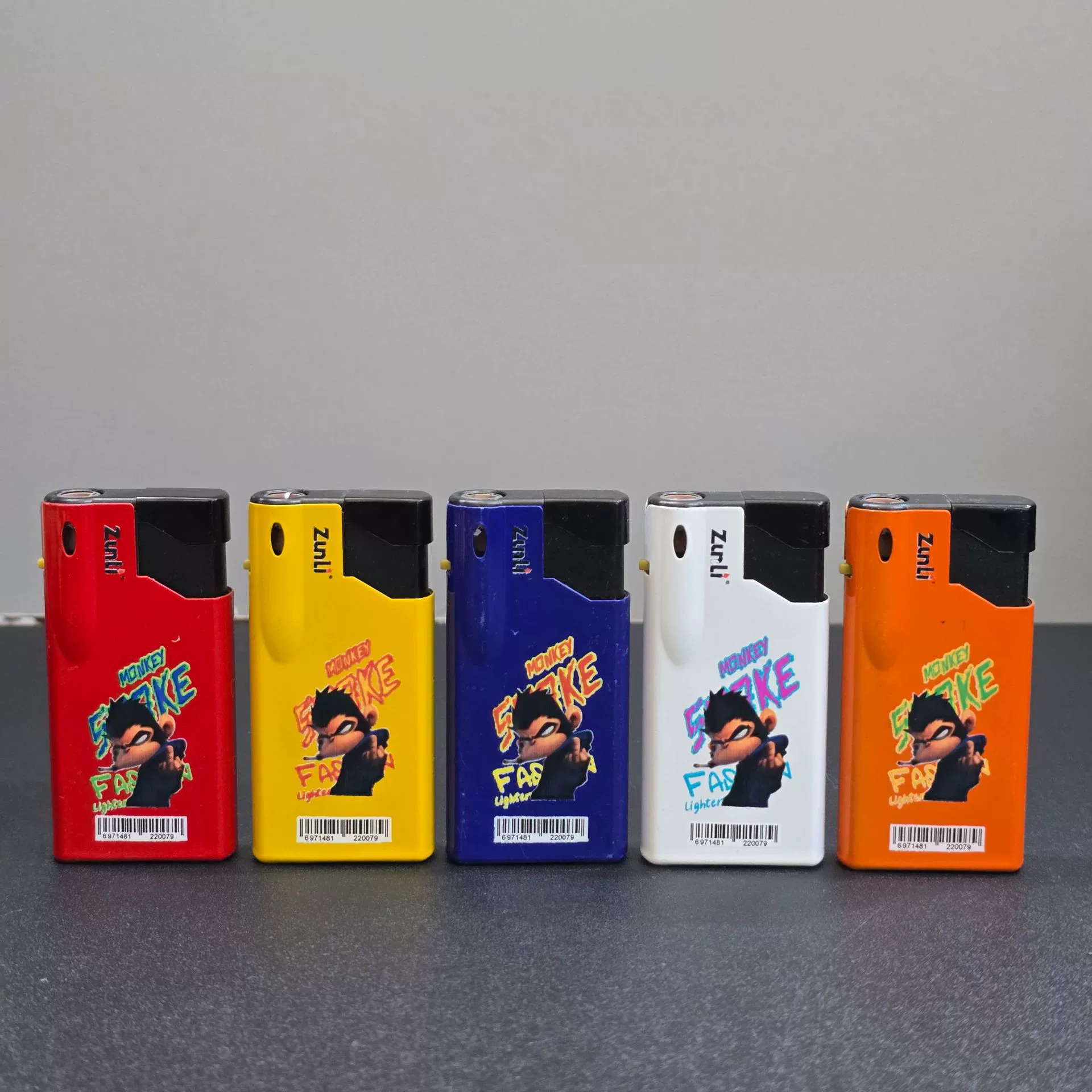 New manufacturers wholesale short metal iron shell windproof blue flame lighter wholesale inflatable