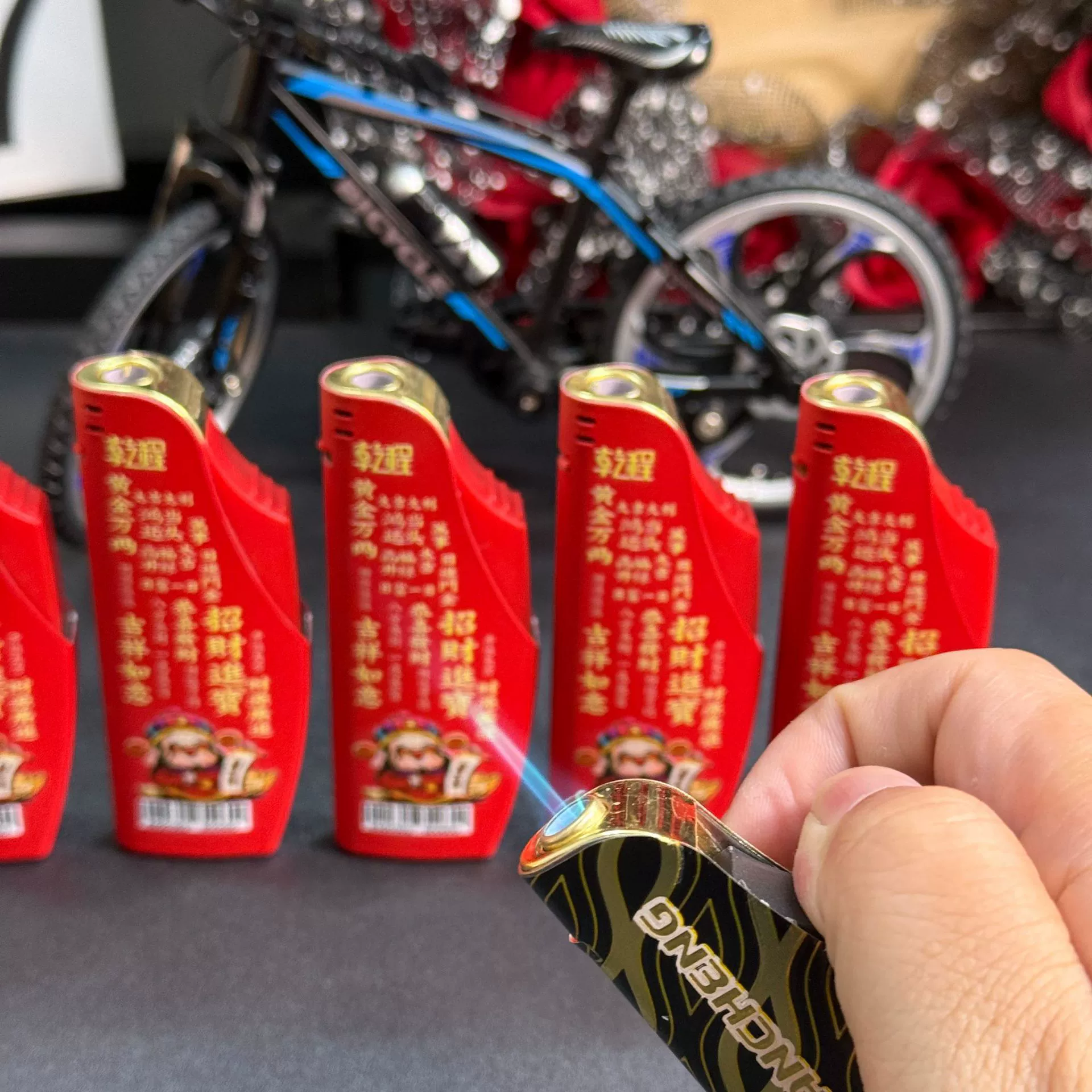 The new 150 creative personality curve shape straight blue flame lighter wholesale inflatable 