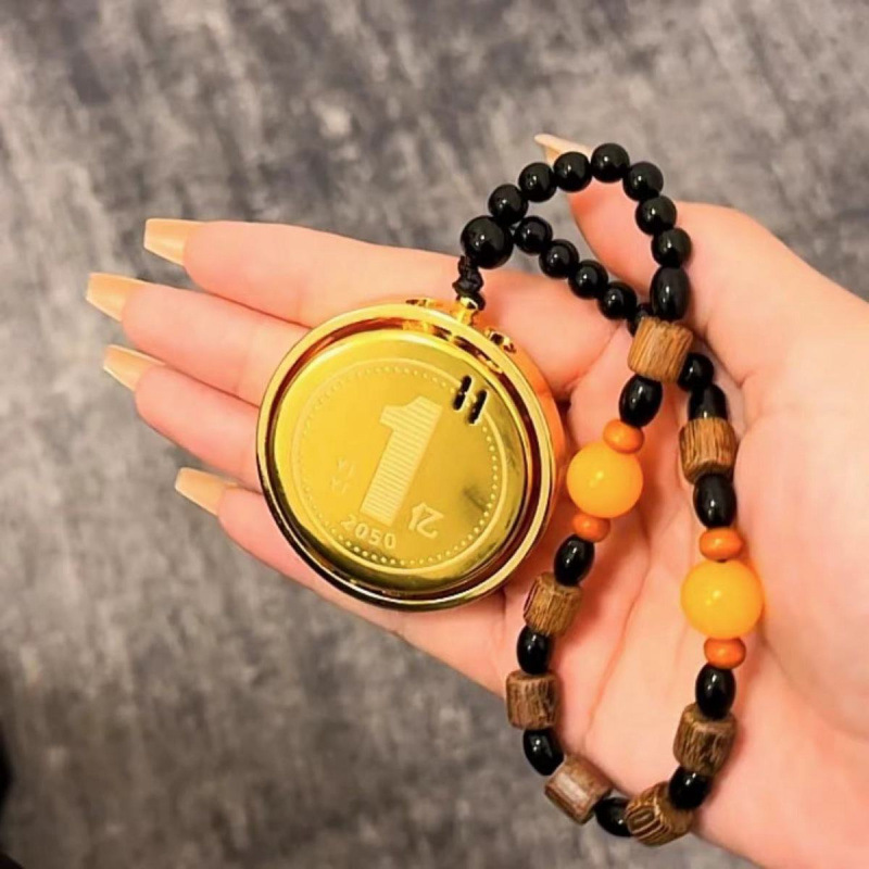 Crescent-shaped relief turns 100 million lighter spinning top to decompress creative coins